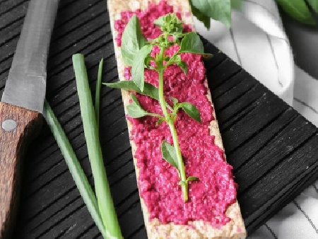 Дип / пастет от червено цвекло, червен лук и сос Уорчестър - снимка на рецептата